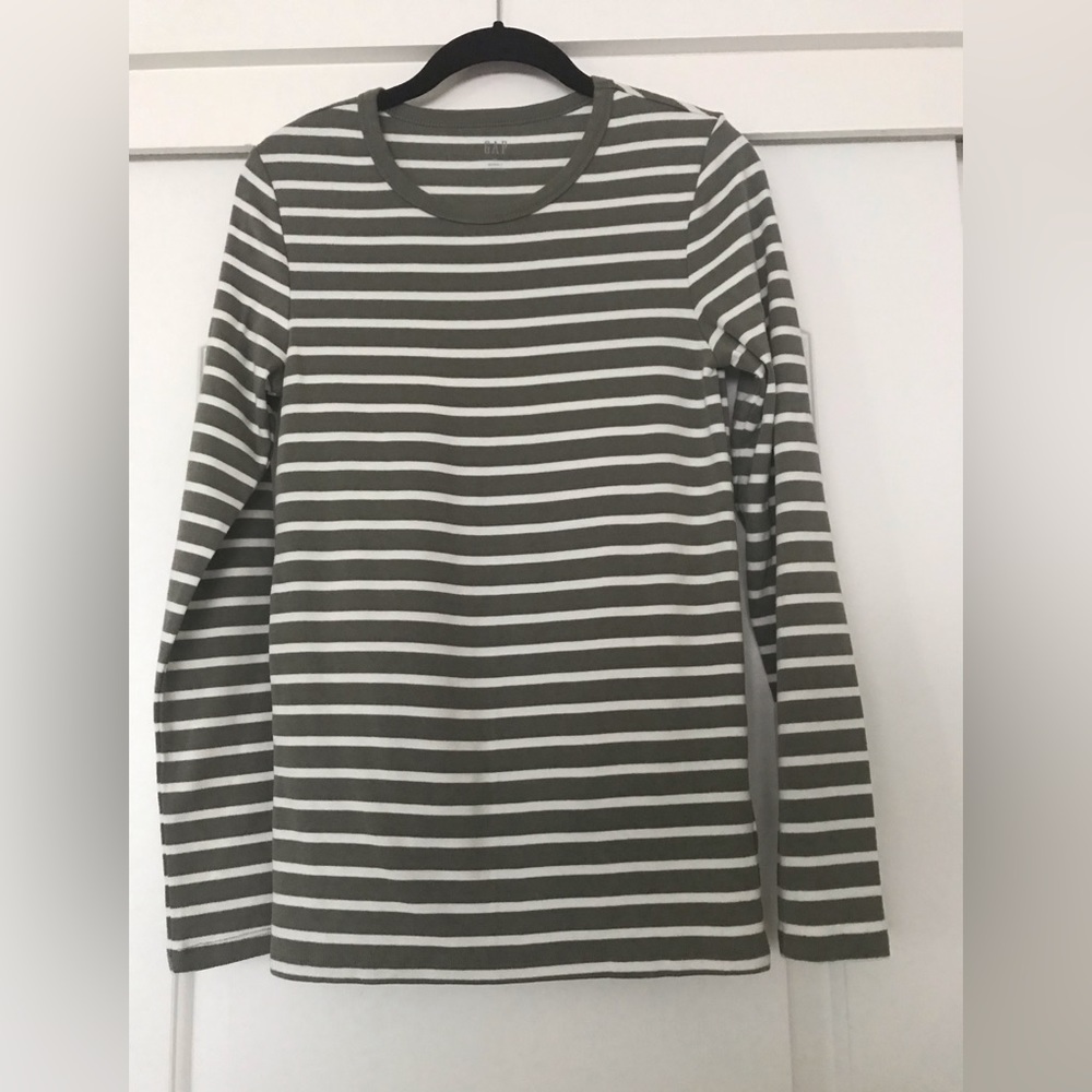 Gap Modern T-Shirt NWOT